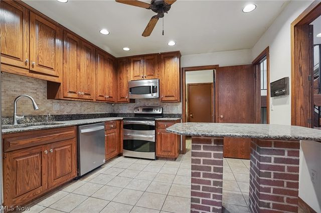 285 North Road NE, Howland, OH 44484