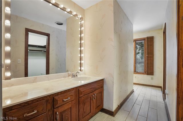 285 North Road NE, Howland, OH 44484