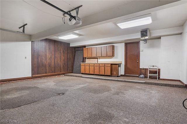 285 North Road NE, Howland, OH 44484