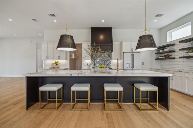 2202 Hewitt Drive, Houston, TX 77018