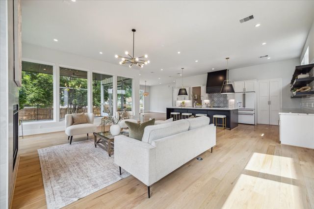 2202 Hewitt Drive, Houston, TX 77018