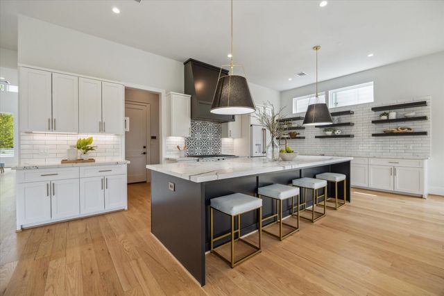 2202 Hewitt Drive, Houston, TX 77018