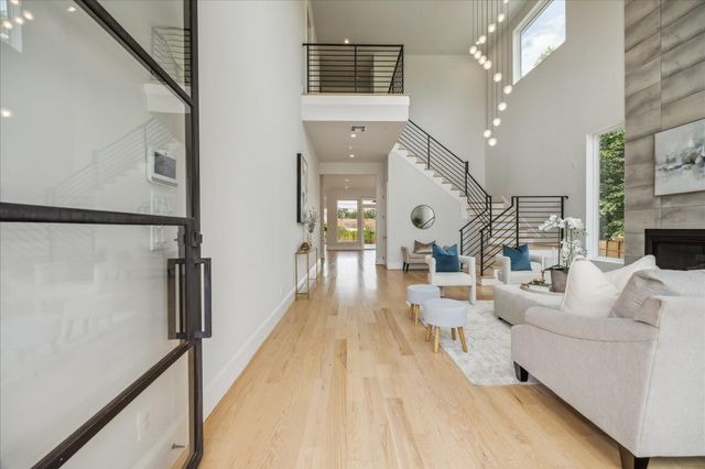 2202 Hewitt Drive, Houston, TX 77018