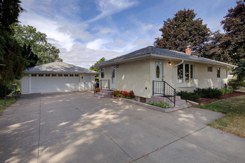 2115 English Street, Maplewood, MN 55109 — photo 2