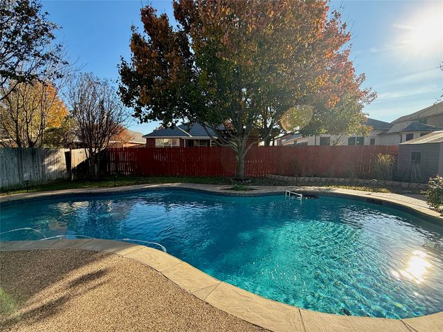 208 Oxford Drive, Roanoke, TX 76262