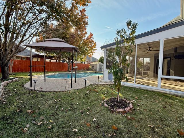 208 Oxford Drive, Roanoke, TX 76262