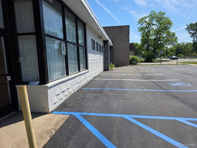 10350 W 9 Mile Road, Oak Park, MI 48237