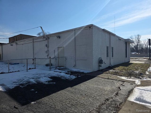 10350 W 9 Mile Road, Oak Park, MI 48237