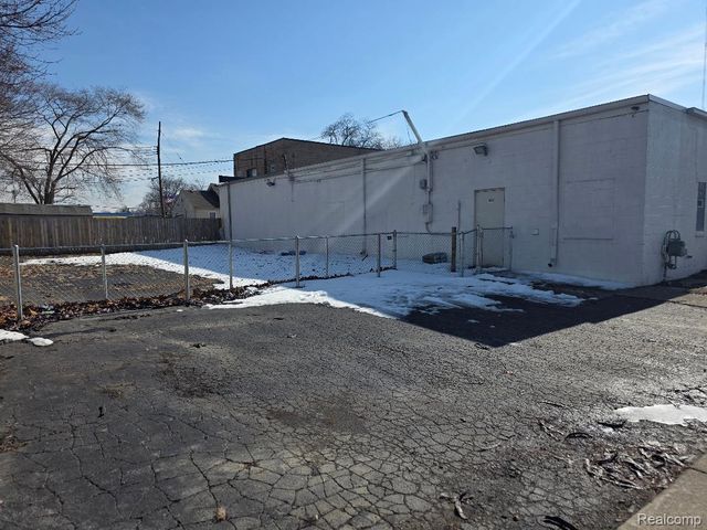 10350 W 9 Mile Road, Oak Park, MI 48237