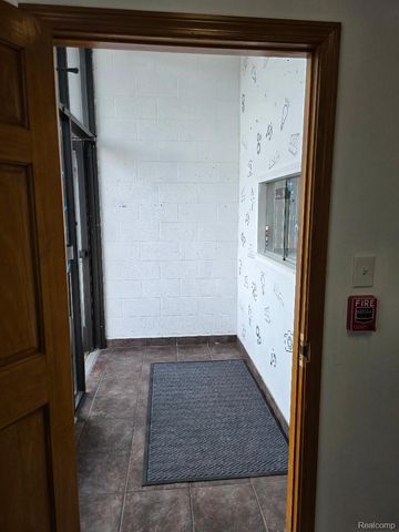10350 W 9 Mile Road, Oak Park, MI 48237