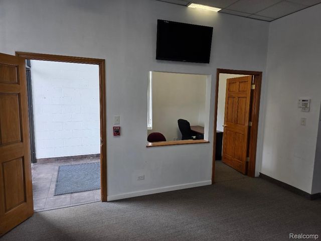 10350 W 9 Mile Road, Oak Park, MI 48237