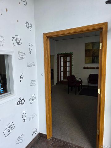 10350 W 9 Mile Road, Oak Park, MI 48237