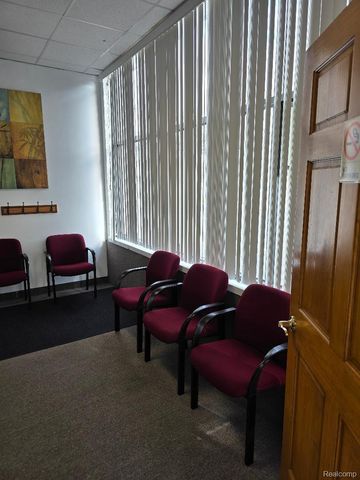 10350 W 9 Mile Road, Oak Park, MI 48237
