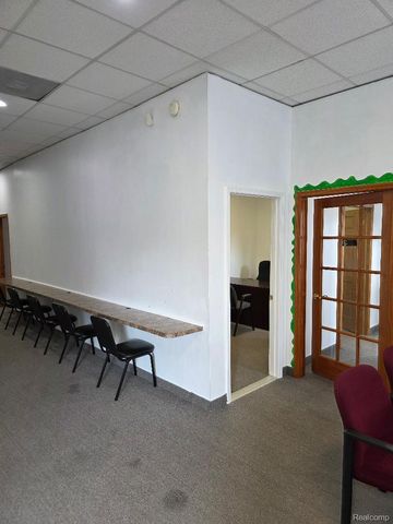 10350 W 9 Mile Road, Oak Park, MI 48237