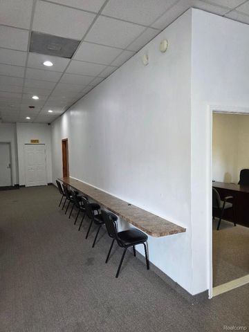 10350 W 9 Mile Road, Oak Park, MI 48237