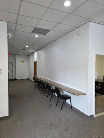10350 W 9 Mile Road, Oak Park, MI 48237