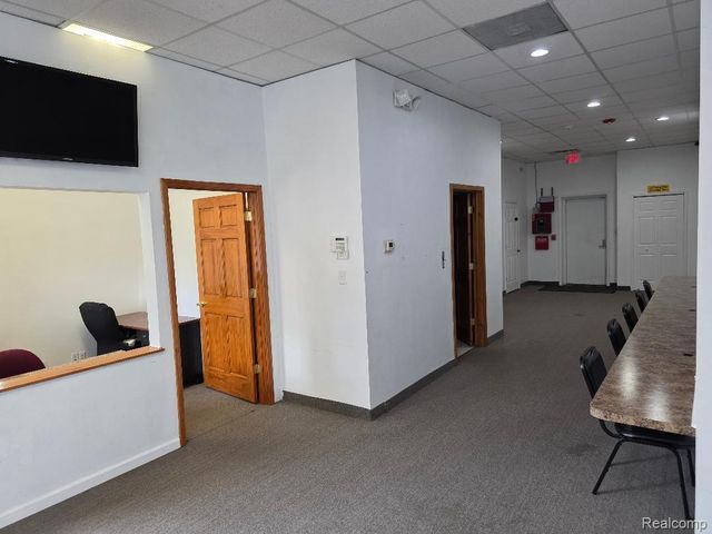 10350 W 9 Mile Road, Oak Park, MI 48237