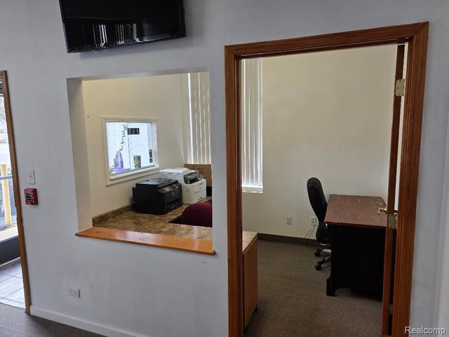 10350 W 9 Mile Road, Oak Park, MI 48237