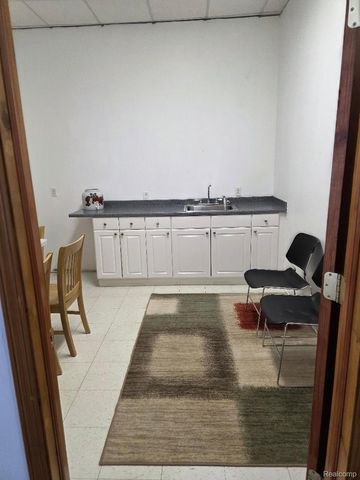 10350 W 9 Mile Road, Oak Park, MI 48237