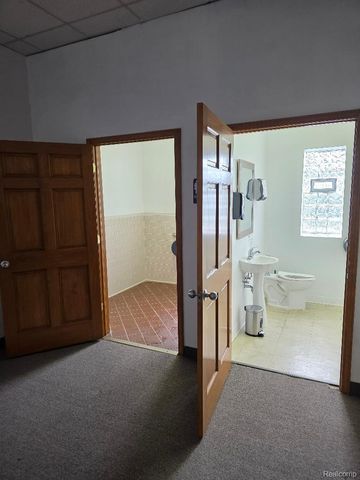 10350 W 9 Mile Road, Oak Park, MI 48237