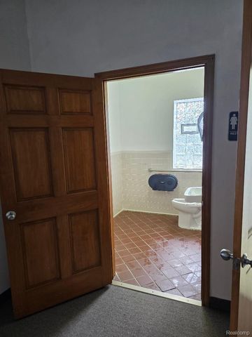 10350 W 9 Mile Road, Oak Park, MI 48237