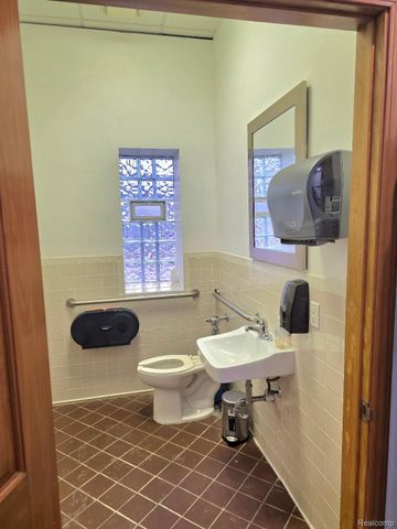 10350 W 9 Mile Road, Oak Park, MI 48237