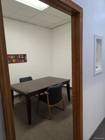10350 W 9 Mile Road, Oak Park, MI 48237