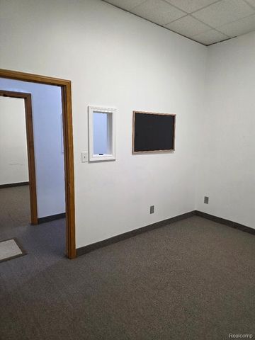 10350 W 9 Mile Road, Oak Park, MI 48237
