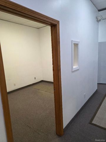 10350 W 9 Mile Road, Oak Park, MI 48237