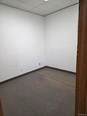 10350 W 9 Mile Road, Oak Park, MI 48237