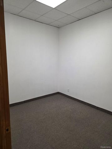 10350 W 9 Mile Road, Oak Park, MI 48237