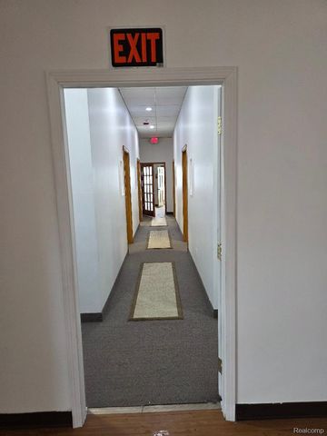 10350 W 9 Mile Road, Oak Park, MI 48237