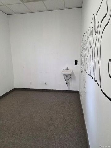 10350 W 9 Mile Road, Oak Park, MI 48237