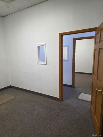 10350 W 9 Mile Road, Oak Park, MI 48237