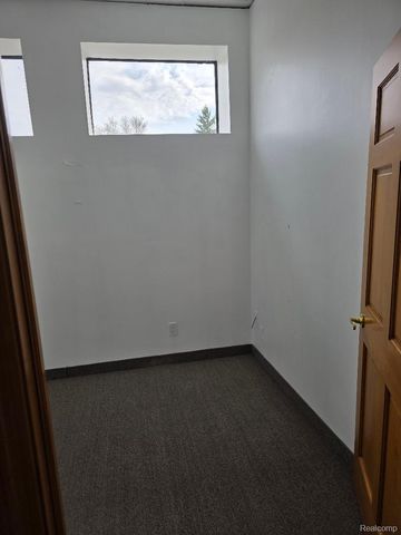 10350 W 9 Mile Road, Oak Park, MI 48237