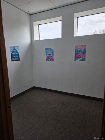 10350 W 9 Mile Road, Oak Park, MI 48237