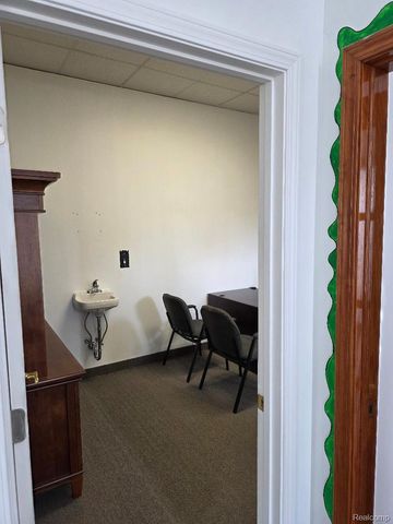 10350 W 9 Mile Road, Oak Park, MI 48237