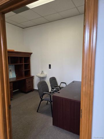 10350 W 9 Mile Road, Oak Park, MI 48237
