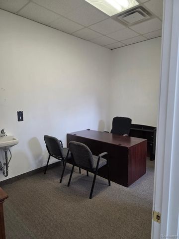 10350 W 9 Mile Road, Oak Park, MI 48237
