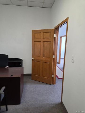 10350 W 9 Mile Road, Oak Park, MI 48237