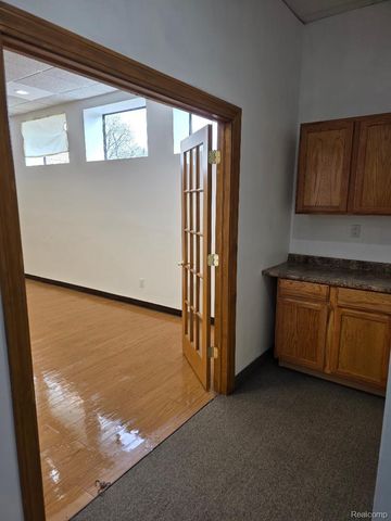 10350 W 9 Mile Road, Oak Park, MI 48237