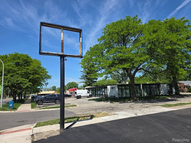 10350 W 9 Mile Road, Oak Park, MI 48237