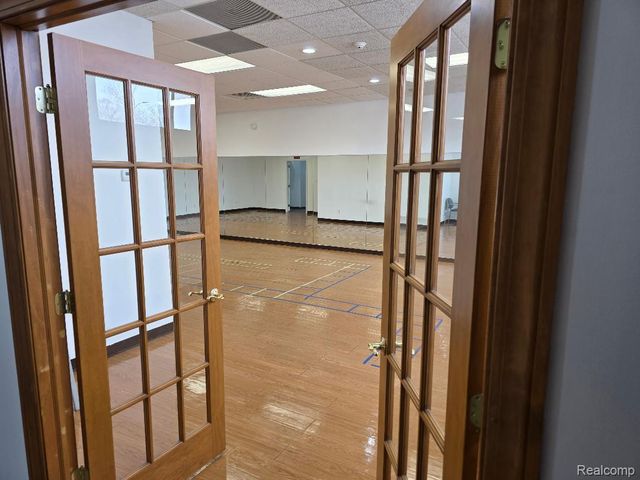 10350 W 9 Mile Road, Oak Park, MI 48237