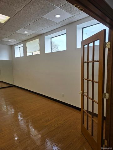 10350 W 9 Mile Road, Oak Park, MI 48237