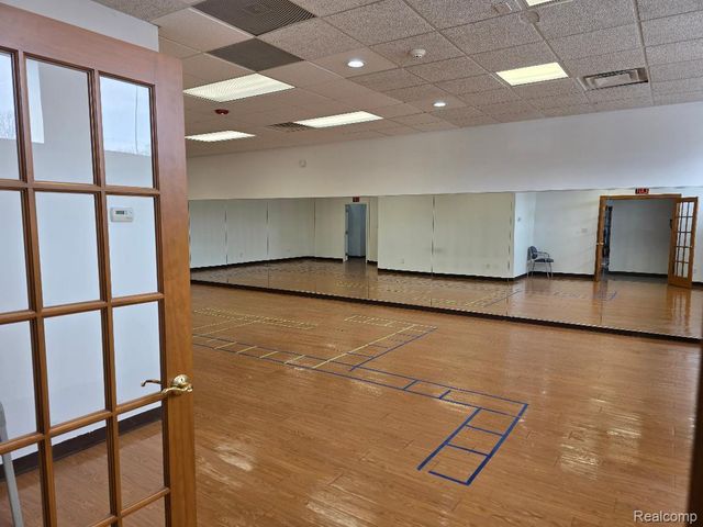 10350 W 9 Mile Road, Oak Park, MI 48237