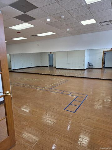 10350 W 9 Mile Road, Oak Park, MI 48237
