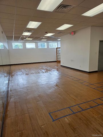 10350 W 9 Mile Road, Oak Park, MI 48237