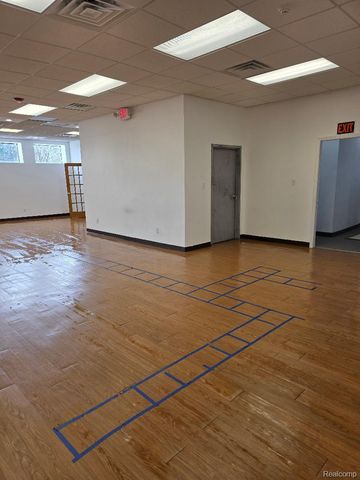 10350 W 9 Mile Road, Oak Park, MI 48237