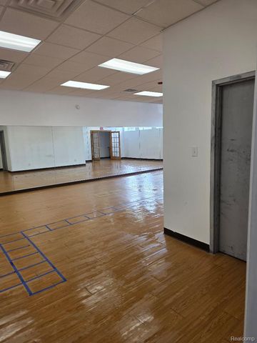 10350 W 9 Mile Road, Oak Park, MI 48237