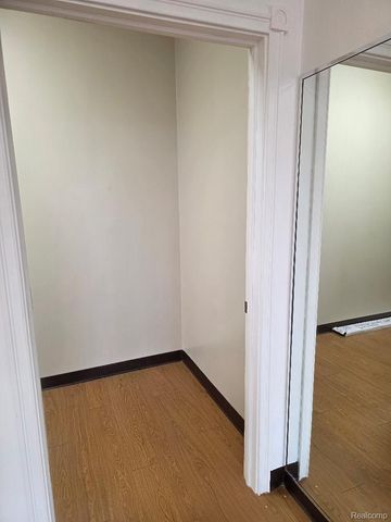 10350 W 9 Mile Road, Oak Park, MI 48237